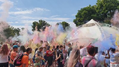 Тонна фарби та понад 1000 учасників. В Одесі влаштували щорічний фестиваль ColorFest-2021