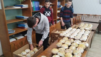 У Бобринці на Кіровоградщині для військових з громади, які на фронті, спекли 700 пасок