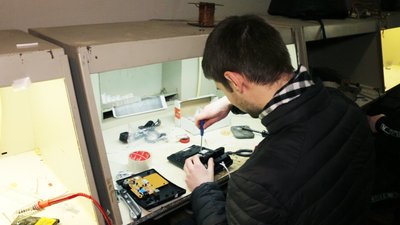 Вінницькі студенти-радіотехніки ремонтують стаціонарні телефони для українських захисників