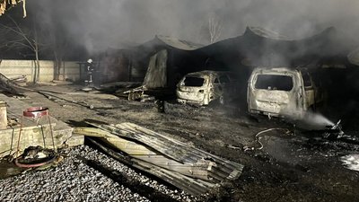 У Калуші на Івано-Франківщині згоріли вісім автомобілів та гараж У Калуші на Івано-Франківщині згоріли вісім автомобілів та гараж