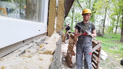 На Львівщині волонтери ремонтують будинок для літніх людей