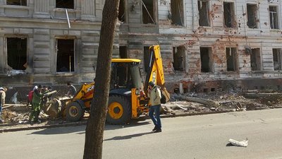 "Кожен робив те, що бачив": як у Харкові волонтери розчищають майдан Героїв Небесної Сотні "Кожен робив те, що бачив": як у Харкові волонтери розчищають майдан Героїв Небесної Сотні
