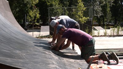 У Чернівцях ремонтують елементи скейт-парку, який відкрили понад два тижні тому У Чернівцях ремонтують елементи скейт-парку, який відкрили понад два тижні тому