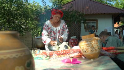 Готують 80 видів борщу. На Полтавщині влаштували фестиваль "Борщик у глиняному горщику" Готують 80 видів борщу. На Полтавщині влаштували фестиваль "Борщик у глиняному горщику"