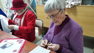 QR-коди із зашифрованими мелодіями вишивають для військових волонтерки у Полтаві QR-коди із зашифрованими мелодіями вишивають для військових волонтерки у Полтаві