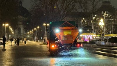 Посипають слизькі ділянки: у Львові від ночі 5 лютого працюють комунальники
