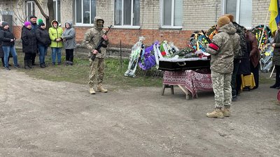 У селі Косівщина Сумського району попрощались із загиблим старшим солдатом Павлом Бондаренком У селі Косівщина Сумського району попрощались із загиблим старшим солдатом Павлом Бондаренком