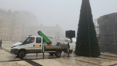 У Києві почали прикрашати "ялинку незламності" У Києві почали прикрашати "ялинку незламності"
