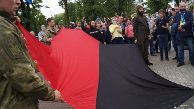 Як у Дніпрі встановлювали червоно-чорний прапор біля ОДА (фоторепортаж) Як у Дніпрі встановлювали червоно-чорний прапор біля ОДА (фоторепортаж)