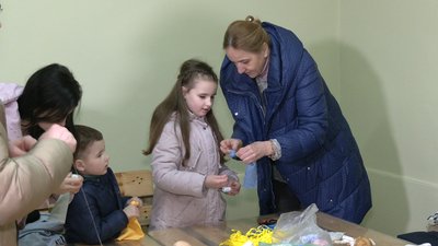 У Рівному в МБК діти роблять янголів з побажаннями для українських захисників