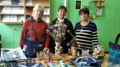 На Житомирщині жительки села шиють безкоштовні екосумки для своїх односельців