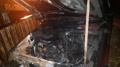 Біля приватного будинку на Одещині зайнялися три автомобілі, справу розслідує поліція Біля приватного будинку на Одещині зайнялися три автомобілі, справу розслідує поліція