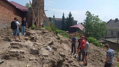"До нас це ніхто не робив", - археологи, які досліджують окольну стіну Луцького замку "До нас це ніхто не робив", - археологи, які досліджують окольну стіну Луцького замку
