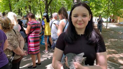 Жителька Миколаєва Олена із кошеням Жителька Миколаєва Олена із кошеням