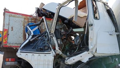 Вантажівка в'їхала в авто шляховиків: що відомо про потрійну ДТП на Рівненщині Вантажівка в'їхала в авто шляховиків: що відомо про потрійну ДТП на Рівненщині