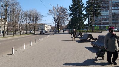 В масках і тримають дистанцію