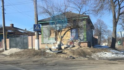 Заїхав у вікно й утік: у Конотопі на Сумщині сталась аварія Заїхав у вікно й утік: у Конотопі на Сумщині сталась аварія