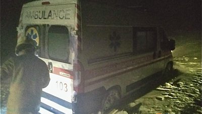 На Житомирщині рятувальники двічі витягували автівки швидкої, котрі застрягли на узбіччі доріг
