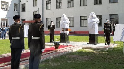У інституті танкових військ Харкова відкрили два пам’ятники випускникам