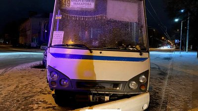 У Рівному зіткнулись кросовер та маршрутка. Двоє людей травмувались У Рівному зіткнулись кросовер та маршрутка. Двоє людей травмувались