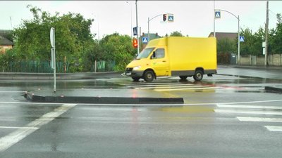 "Небезпечні" острівці безпеки: у Вінниці водії скаржаться на бетонні конструкції "Небезпечні" острівці безпеки: у Вінниці водії скаржаться на бетонні конструкції