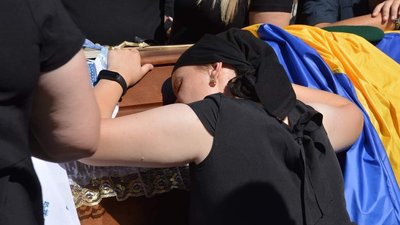"Казав, що найбільше хоче встигнути побачити донечку". Історія буковинки, яка вагітною втратила чоловіка на фронті "Казав, що найбільше хоче встигнути побачити донечку". Історія буковинки, яка вагітною втратила чоловіка на фронті