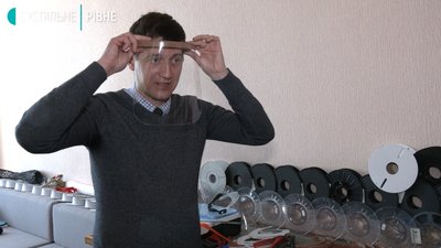 У Рівному друкують захисні екрани на 3D принтері У Рівному друкують захисні екрани на 3D принтері