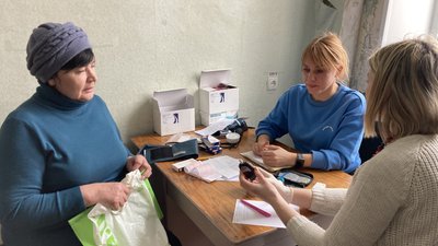 "Прошу Бога їх покарати": як у селі Яковлівка на Харківщині за рік після авіаудару відновлюється життя "Прошу Бога їх покарати": як у селі Яковлівка на Харківщині за рік після авіаудару відновлюється життя