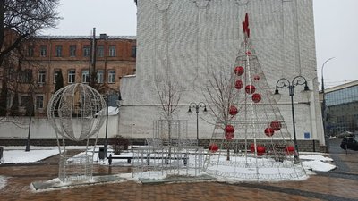 Грінч, Фердинад та Майк Вазовський: новорічні фотозони у Вінниці Грінч, Фердинад та Майк Вазовський: новорічні фотозони у Вінниці