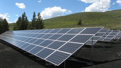 Сонячні та вітрові станції: як на Херсонщині розвивають зелену енергетику Сонячні та вітрові станції: як на Херсонщині розвивають зелену енергетику