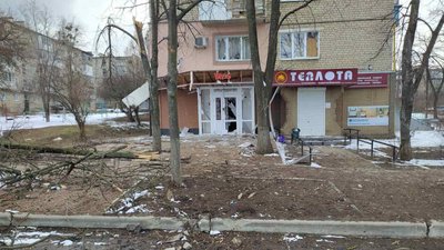 Без тепла, їжі, води й електрики — як виживає місто Ізюм на Харківщині, де стоять російські війська Без тепла, їжі, води й електрики — як виживає місто Ізюм на Харківщині, де стоять російські війська