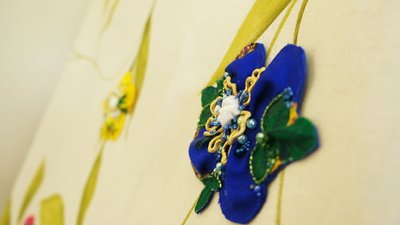 Квіти з українських хусток: у Вінниці проходить майстер-клас на підтримку жінок Квіти з українських хусток: у Вінниці проходить майстер-клас на підтримку жінок