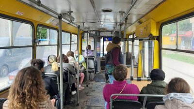 У Полтаві переглянуть рішення про виокремлення місць для медиків у транспорті