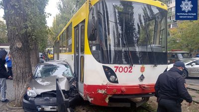 В Одесі водій автівки зіткнувся з трамваєм, ніхто не травмувався В Одесі водій автівки зіткнувся з трамваєм, ніхто не травмувався