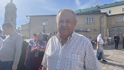 Чоловік у Почаєві Чоловік у Почаєві