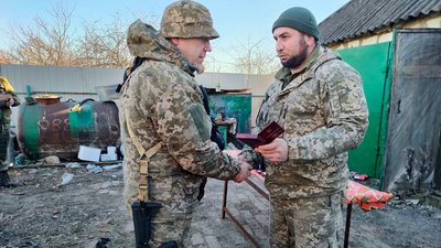 Нагородження на передовій. Бійці 24-ї окремої механізованої бригади отримали медалі Нагородження на передовій. Бійці 24-ї окремої механізованої бригади отримали медалі