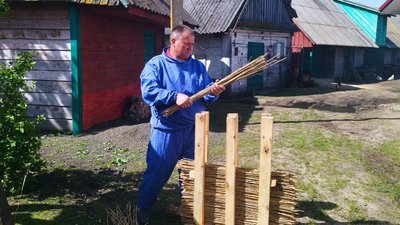 Пасічник з Волині майструє вулики з очерету Пасічник з Волині майструє вулики з очерету