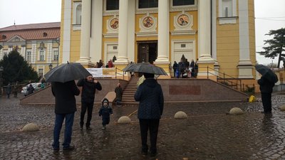 Тимчасовий пункт щеплення відкрили біля греко-католицького собору в Ужгороді. Як він працював Тимчасовий пункт щеплення відкрили біля греко-католицького собору в Ужгороді. Як він працював