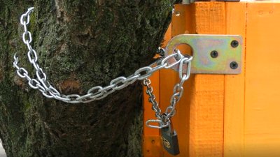 У Херсоні невідомі встановили бокс, де можна залишити їжу безхатченкам У Херсоні невідомі встановили бокс, де можна залишити їжу безхатченкам