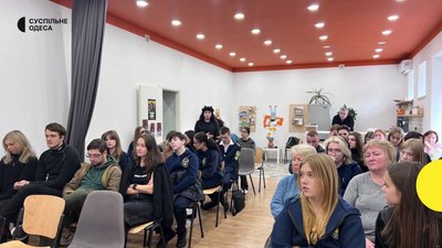 В Одеському просторі Академії Суспільного відбулась презентація фільму-розслідування «Гра, у яку воюють діти» В Одеському просторі Академії Суспільного відбулась презентація фільму-розслідування «Гра, у яку воюють діти»