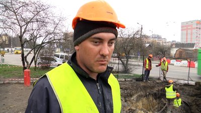 У Житомирі водоканал міняє ділянку старої труби на пластикову – тиск подачі води знижено У Житомирі водоканал міняє ділянку старої труби на пластикову – тиск подачі води знижено