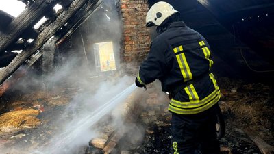 Рятувальник гасить вогонь, пожежа на Волині, горів будинок