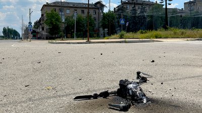 Дрон лежить на вулиці міста в Донецькій області