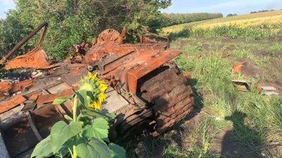 Голова громади показав знищену російську техніку на Дергачівщині