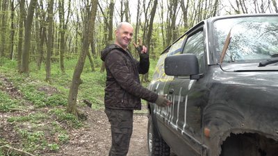 Волонтери Тернопільщини ремонтують автомобіль, яким вивезли 50 поранених Волонтери Тернопільщини ремонтують автомобіль, яким вивезли 50 поранених