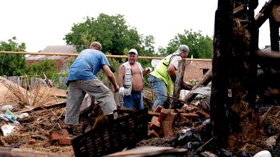 Наслідки нічного обстрілу Слов`янська: що розповідають містяни Наслідки нічного обстрілу Слов`янська: що розповідають містяни