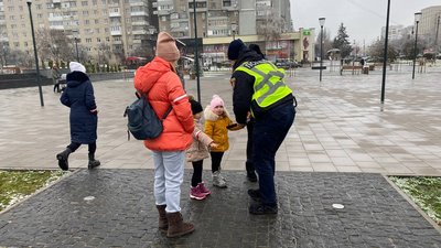 Луцькі патрульні пояснили, як пішоходам правильно користуватися флікерами Луцькі патрульні пояснили, як пішоходам правильно користуватися флікерами