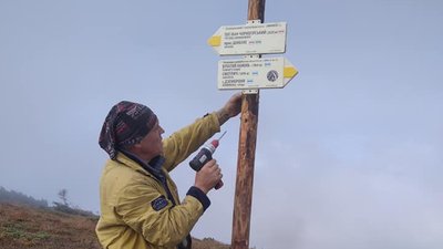 Прикарпатські рятувальники маркують маршрути в Карпатах