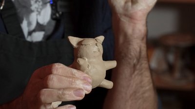 «Усі люблять котів»: глиняні свищики ліпить кераміст із Рівного «Усі люблять котів»: глиняні свищики ліпить кераміст із Рівного