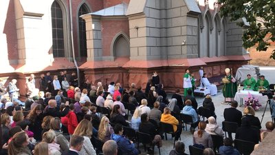 У Києві біля костелу влаштували месу У Києві біля костелу влаштували месу